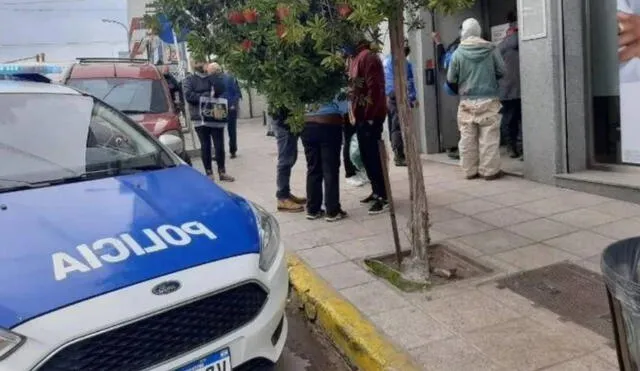 Algunos trabajadores de la zona se acercaron para linchar al delincuente. Foto: Crónica Argentina