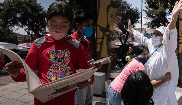 En Coyoacán, al centro de México, Elena Cortés es la encargada de llevar libros a los niños trabajadores con la sala de lectura 'Cuentos tendidos al sol'. Foto: composición/Aurea del Rosario