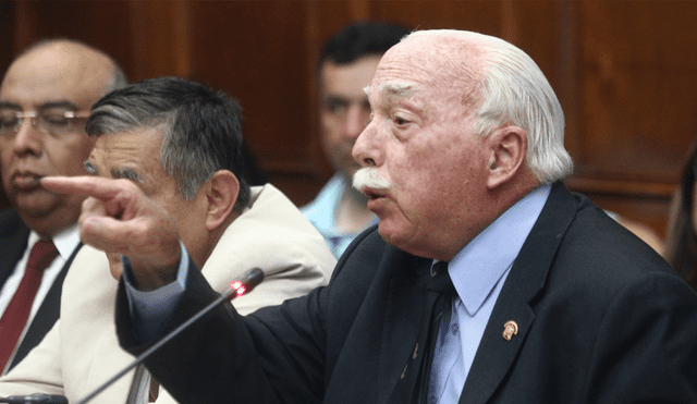 Fuerza Popular: Carlos Tubino pide a Yeni Vilcatoma no exigir temas a la bancada