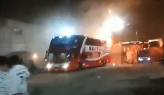 Momento exacto del incendio del bus interprovincial en Fiori [VIDEO] 