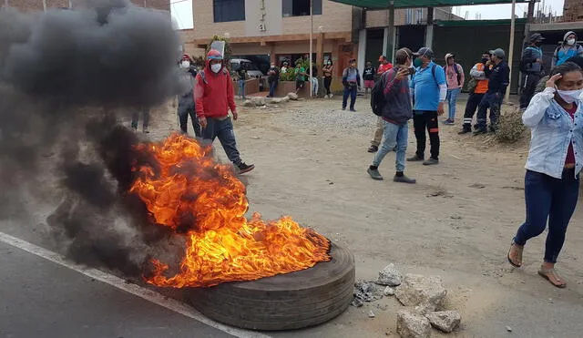 Manifestantes quemaron llantas y objetos. Foto: Jaime Mendoza/La República