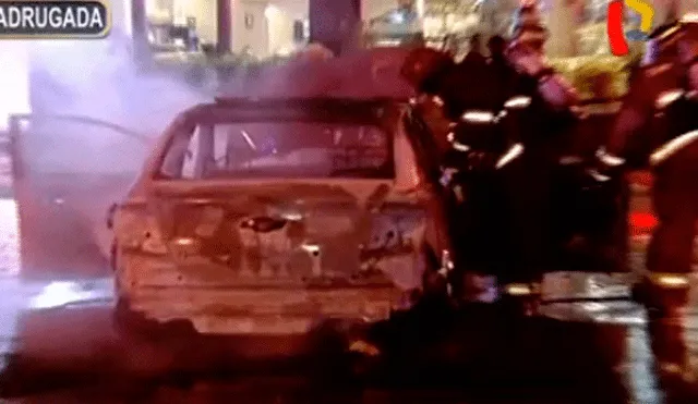 San Isidro: vehículo se incendia tras ser impactado por auto [VIDEO]