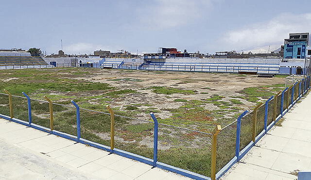 Estadio de Chimbote luce abandonado y convertido en un depósito de carros