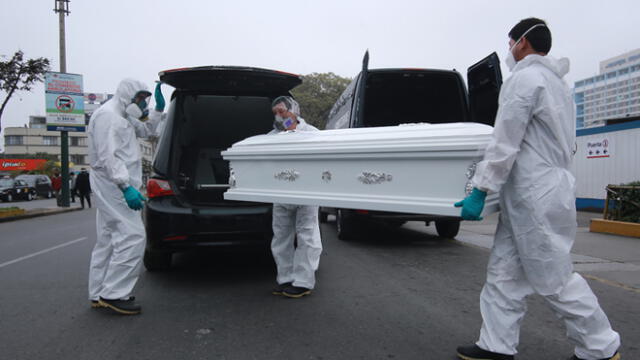 Personal de funeraria retira el cadáver de un paciente que falleció por COVID-19 en el Hospital Edgardo Rebagliati. (Foto: John Reyes / La República)