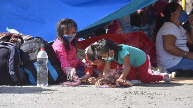 Desde niños hasta adultos mayores, ellos continúan esperando un vuelo humanitario. Créditos: Jenny Valdivia.