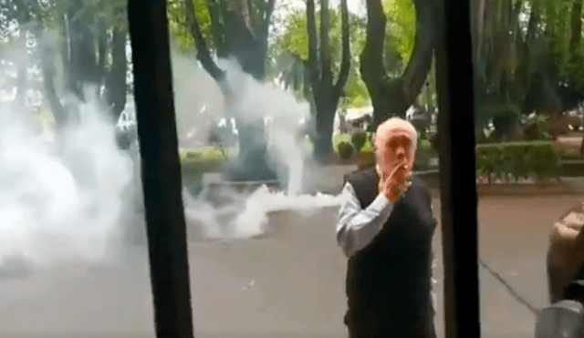 La insólita reacción del hombre luego de que una bomba cayera delante de él se ha hecho viral en YouTube y Twitter