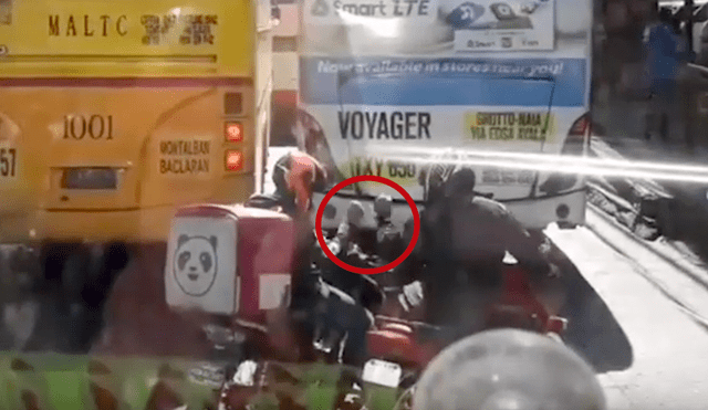 Facebook viral: jóvenes compiten con ‘piedra, papel o tijera’ mientras manejan moto en carretera [VIDEO]