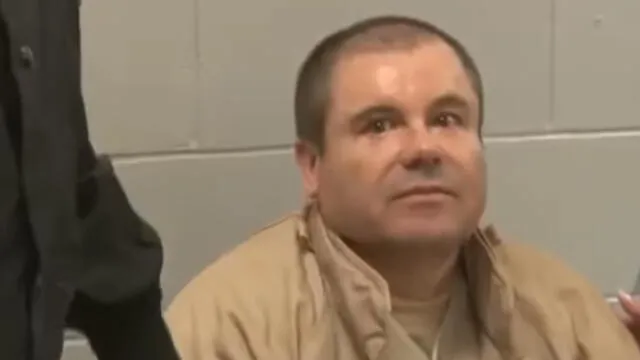 En shock y secándose las lágrimas: el video de la extradición de ‘El Chapo’ a EEUU