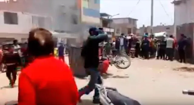 Chiclayo: moradores queman mototaxi de asaltantes en José Leonardo Ortiz 