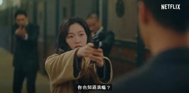 Detective Jung Tae Eul, ya en el mundo paralelo, apunta su arma contra el príncipe Lee Gon.