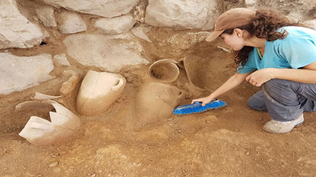 Arqueóloga durante el descubrimiento de piezas en las ruinas de la ciudad hallada. Foto:  Expedición a Khirbet a-Ra‘i