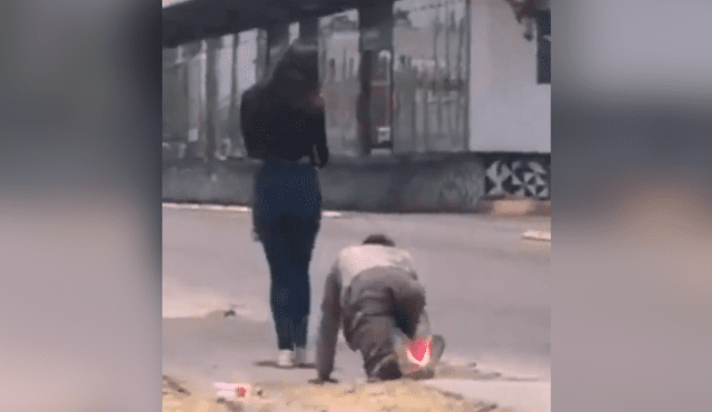 Youtube viral: Joven le es infiel a su novia y gatea por la calle para que lo perdone [VIDEO]