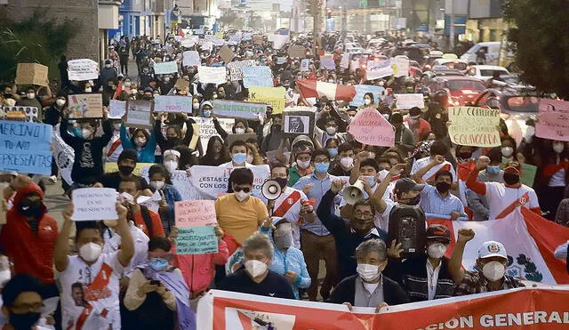 Chiclayo. Multitudinarias son las marchas que todos los días se realizan en esta ciudad norteña. Y dicen que no pararán. Foto: Clinton Medina/La República