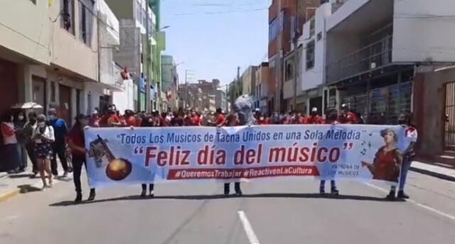 Decenas de músicos se juntaron para participar de una marcha por calles de Tacna. Foto: Captura video.
