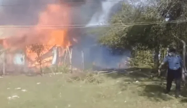 Policía salva a un perro, que estaba atado a una cadena, de las llamas. Foto: Captura