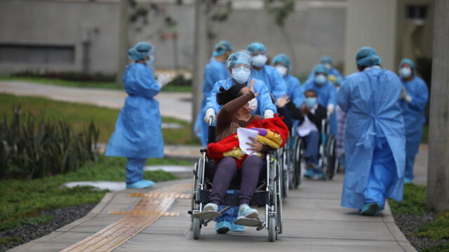 Pacientes recuperados retornan a sus hogares agradecidos con el personal que los atendió. (Foto: EsSalud)