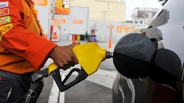 ¿Cuántos litros de gasolina puedo comprar con un salario promedio en el Perú? 