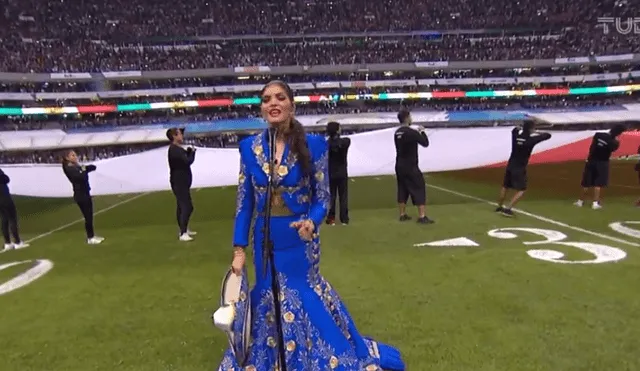 Ana Bárbara es criticada por polémica interpretación del himno nacional de México