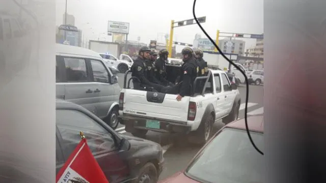 Cercado de Lima: camioneta traslada a efectivos policiales en tolva 