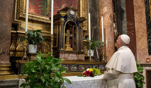 El papa Francisco acudió a una iglesia del centro de Roma para rezar ante pandemia. Foto: AFP.