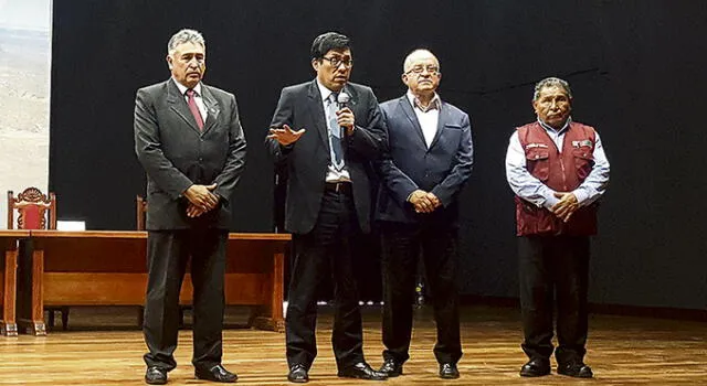 En Moquegua. Premier Zeballos se reunió con dirigentes de agricultores. Les propuso se vuelvan a sentar en mesa de diálogo.