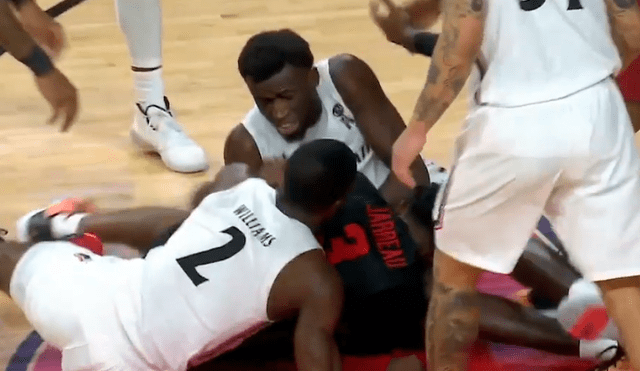 Jugador de baloncesto muerde a rival mientras lucha por el balón [VIDEO]