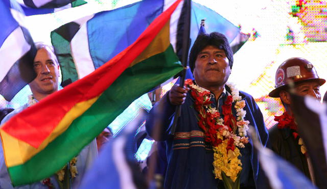 LPZ79. El ALTO (BOLIVIA), 03/12/2009.- El actual presidente y candidato, Evo Morales (c), junto a su vicepresidente, Álvaro García Linera (i), y el secretario general de la Central Obrera Boliviana (COB), Pedro Montes (d), participa en el acto de cierre de su campaña hoy, jueves 3 de diciembre de 2009, en la ciudad de El Alto, cerca a La Paz (Bolivia). Morales se perfila, según las encuestas, como el principal favorito a ganar los comicios del próximo domingo. EFE/Martin Alipaz