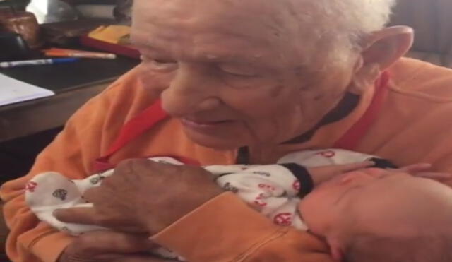 Facebook: Enternecedor encuentro de abuelo de 105 años con su bisnieto recién nacido