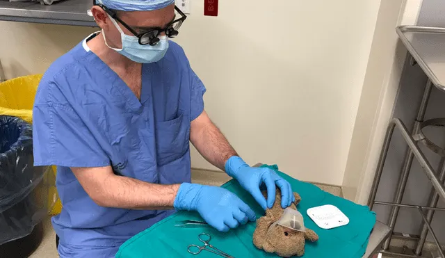 Niño con hidrocefalia pidió a cirujano que opere a su osito de peluche