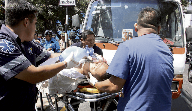 Delincuentes asaltan una cúster y balean a pasajero en Miraflores