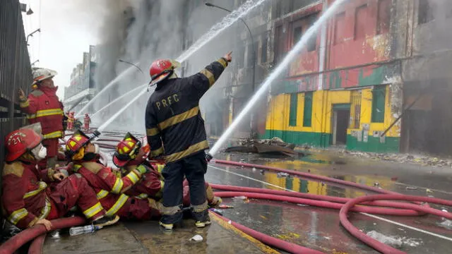 Doce bomberos han muerto en acto de servicio y fueron declarados héroes