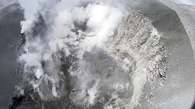 Con drones captan imágenes de cráter del volcán Sabancaya [VIDEO]