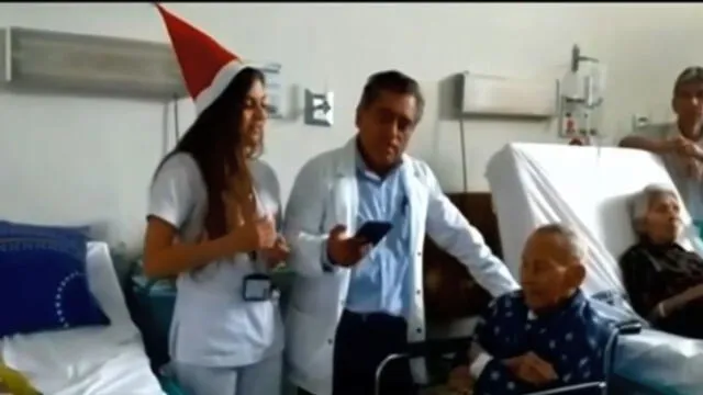 Chiclayo: Médico canta villancicos a ancianos internados para evitar que se depriman