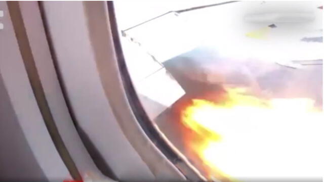 El avión empezó a botar llamas por el motor derecho. Foto: captura