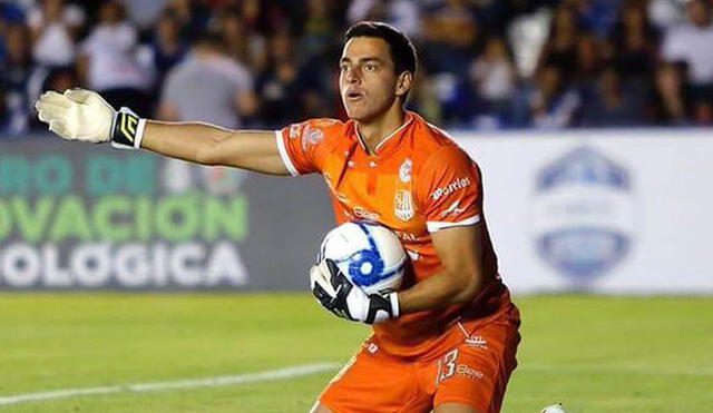 Alejandro Duarte evitó que le empaten a su equipo al tapar un penal en el último minuto. Foto: Agencias.