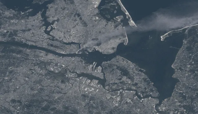11 de septiembre: columna de humo se eleva desde el área de Manhattan tras ataque en las Torres Gemelas. Foto: NASA.