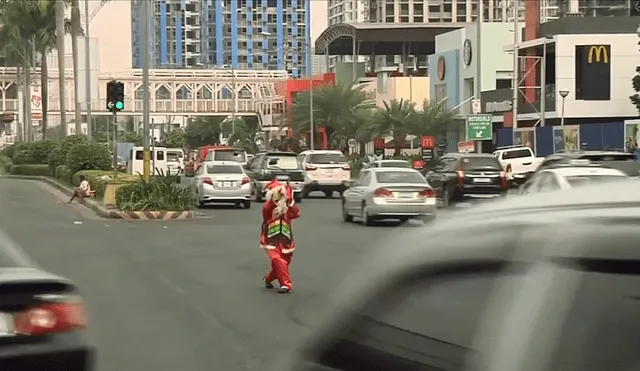 Twitter: Policía alivia el tráfico bailando vestido de Papá Noel [VIDEO]