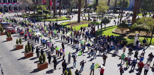 Miles protestaron contra Tía María en la plaza de Armas de Arequipa