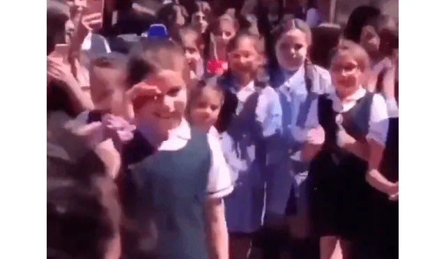 Escolar es captada cantando en contra de la desigualdad y se vuelve furor en redes [VIDEO]