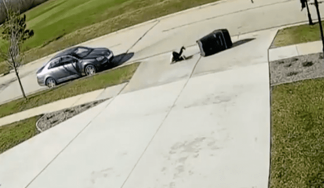 En Facebook, un adolescente sufrió un terrible percance cuando sacaba un enorme tacho de basura.