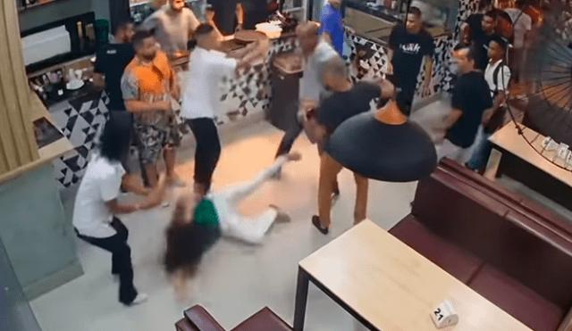 Mujer es golpeada por dos hombres durante altercado en un bar [VIDEO]