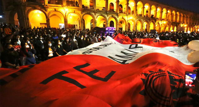 Una gran bandera del Perú fue portada por los manifestantes.