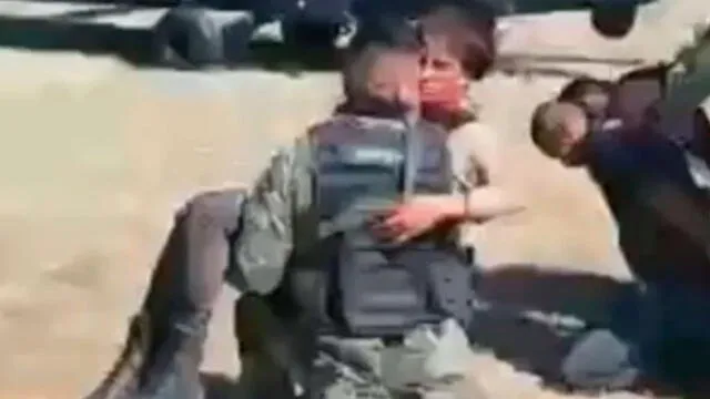 El momento que La Catrina es llevada al helicóptero por un soldado de México. Foto: captura de video.