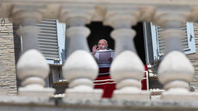 Pope Francis addresses worshipers on June 21, 2020 during the weekly Angelus prayer from a window of the apostolic palace over looking St. Peter's square in the Vatican, as the city-state eases its lockdown aimed at curbing the spread of the COVID-19 infection, caused by the novel coronavirus. (Photo by ANDREAS SOLARO / AFP)