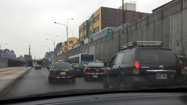 Quejas por congestión vehicular en Alfonso Ugarte