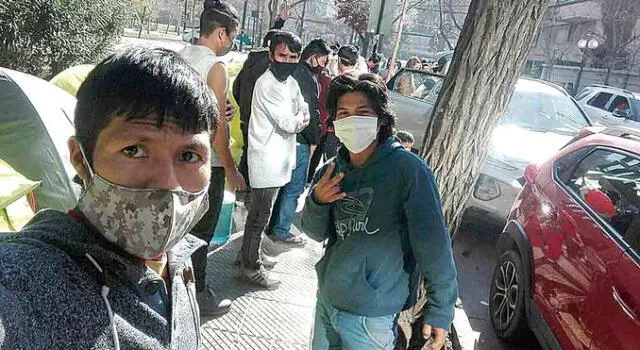 quieren volver. Un grupo de peruanos acamparon el miércoles a las afueras del consulado.