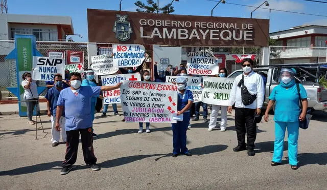 Trabajadores de salud protestan por falta de pagos.