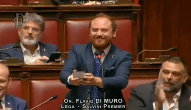 Diputado italiano pide matrimonio a su novia tras interrumpir sesión legislativa [VIDEO]