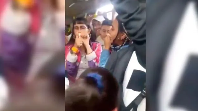 Graban a jóvenes fumando marihuana dentro de un bus y causan polémica [VIDEO]