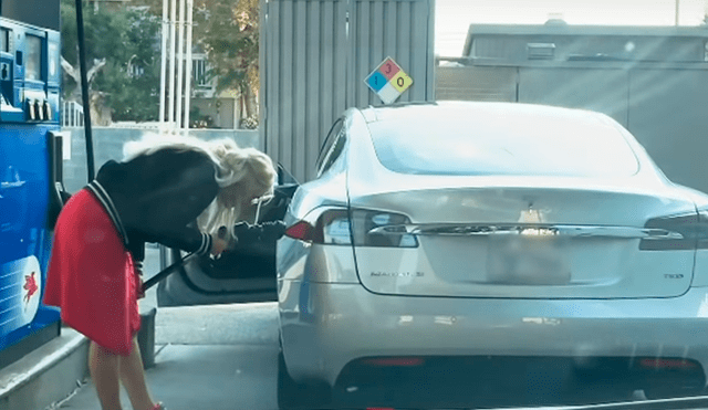 YouTube viral: Quería llenar auto de gasolina pero no se percató de este pequeño detalle [VIDEO]